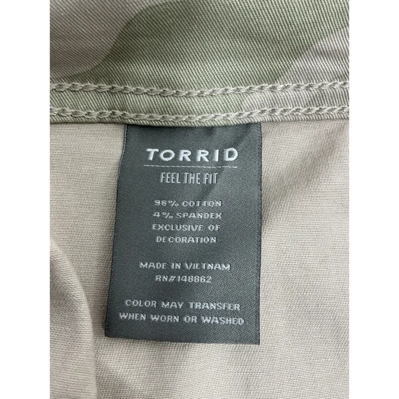 Womans Excellent Condition Torrid Camo Capri Jeans 22 Gray Beige Cuffs - Picture 4 of 9